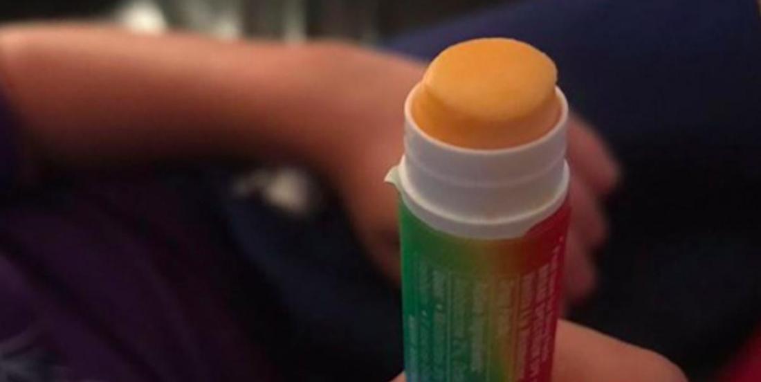 Une fillette de 9 ans transforme un tube de baume à lèvres pour pouvoir manger en classe