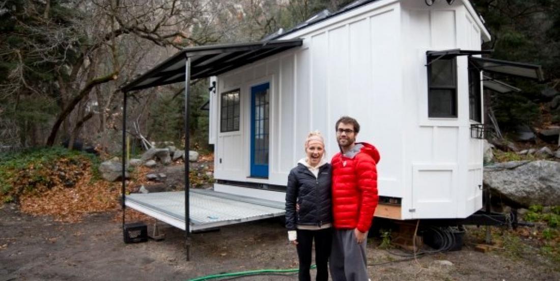Un couple construit une mini-maison à partir de rien et le résultat surpasse nos attentes