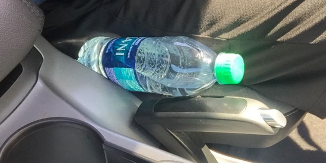 Avec le retour du beau temps, les pompiers lancent un avertissement très important concernant les bouteilles d'eau dans les voitures.